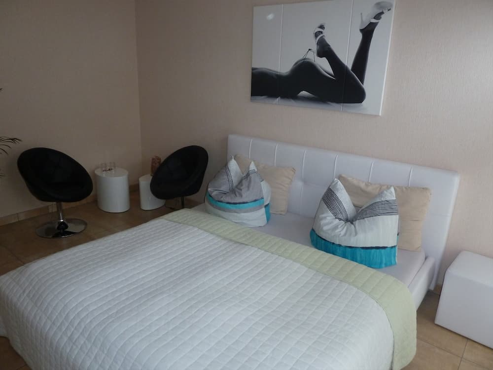 Stundenzimmer mit großem Doppelbett