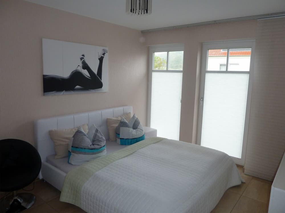 Helles Stundenzimmer mit moderner Einrichtung