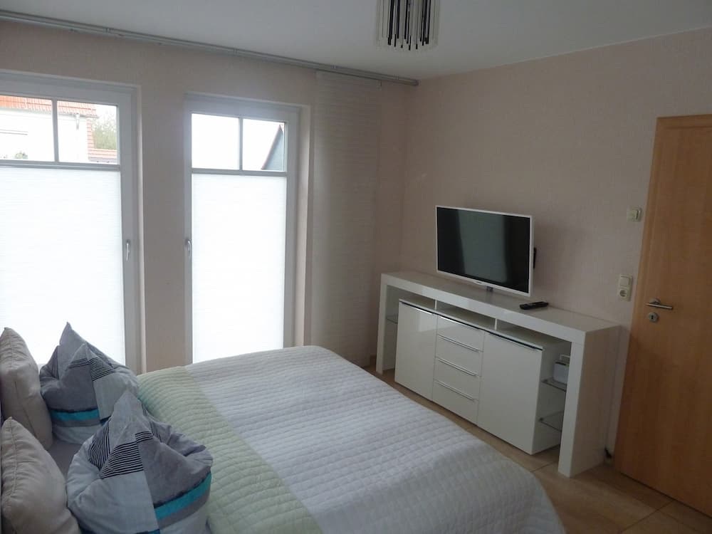 Stundenzimmer mit Bett und Fernseher