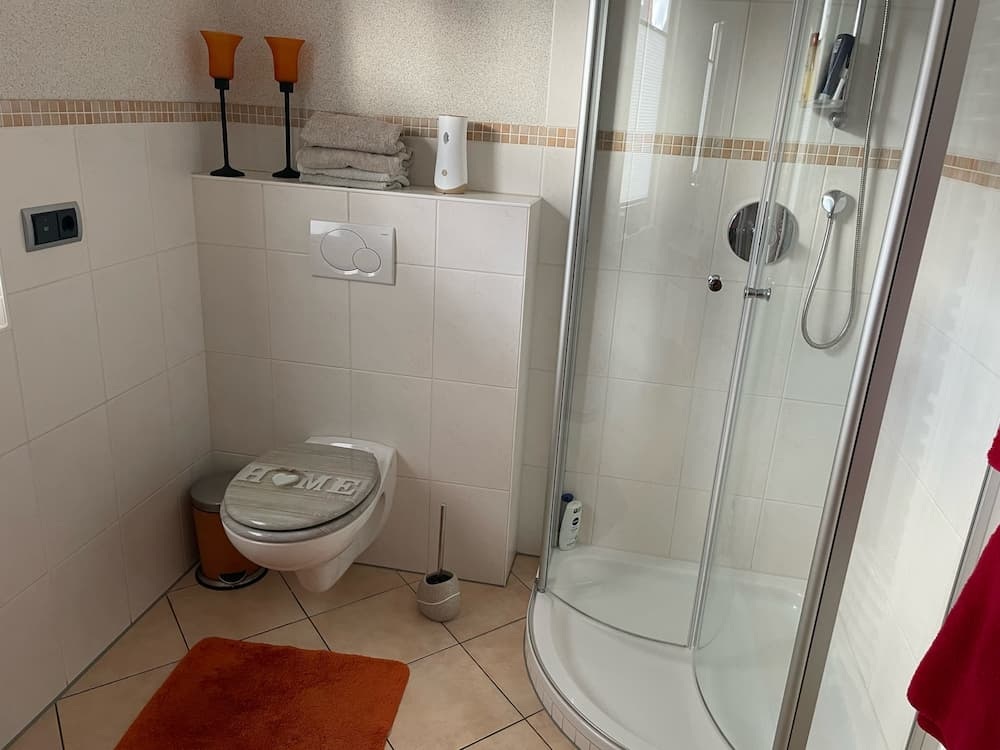 Badezimmer mit Dusche im Stundenzimmer